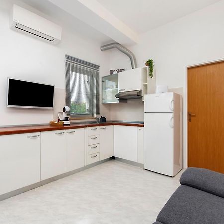 Apartman Nevera Adults Only 로비니 외부 사진