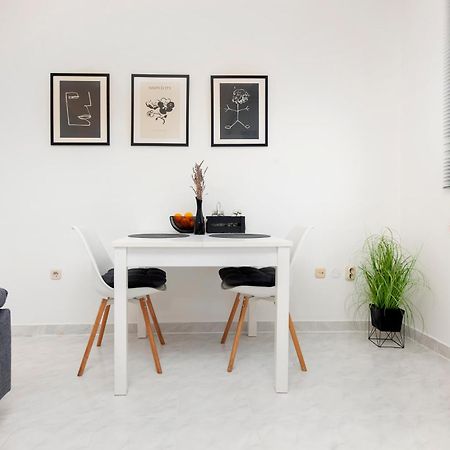 Apartman Nevera Adults Only 로비니 외부 사진